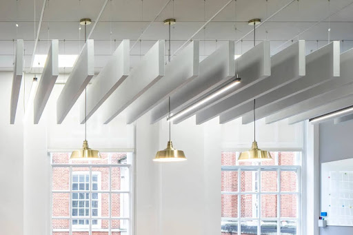 Les solutions acoustiques de plafond, un investissement pour la performance